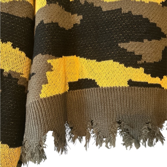 Distressed Camo Sweater M/L - Picture 5 of 6